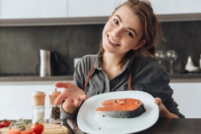 Jong meisje met forelsteak