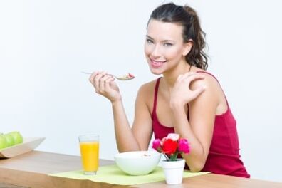 Meisje dat salade eet